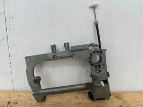 8245344 Bmw 95-01 E38 740i 740il Front Right Outer Door Handle Carrier Bracket