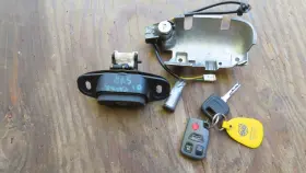9166199 Volvo 2001 S40 Left Front Door Handle Lock Trunk Glove Box With 1 Key
